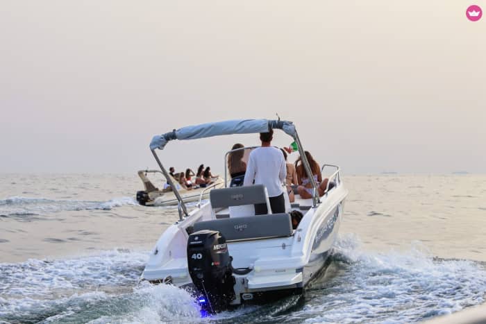 Excursion exclusive en bateau d'une journée à Capri au départ de Sorrente : grottes, Faraglioni et criques cachées