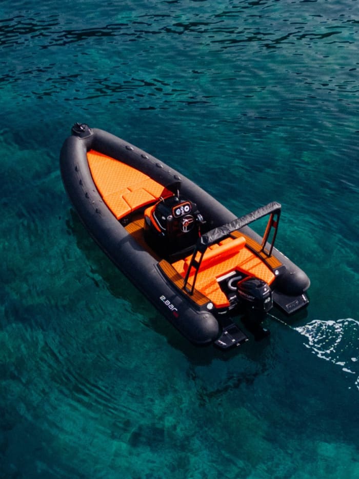 Privé boottocht rond Golfo Aranci op een motorboot.