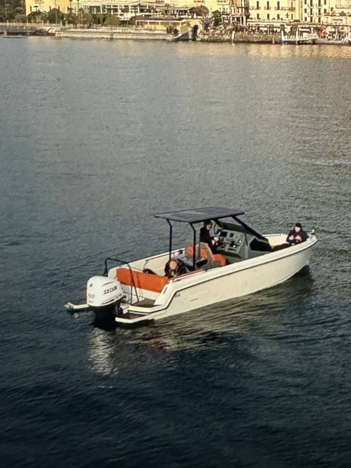 Gemeinsame einstündige Motorbootfahrt auf dem Comer See mit Prosecco