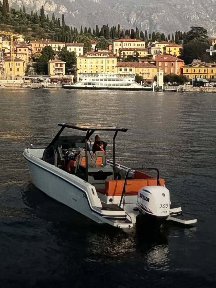 Gemeinsame einstündige Motorbootfahrt auf dem Comer See mit Prosecco