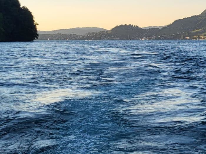 Få varje ögonblick att räknas: En heldag i solen runt Gersau på en motoryacht