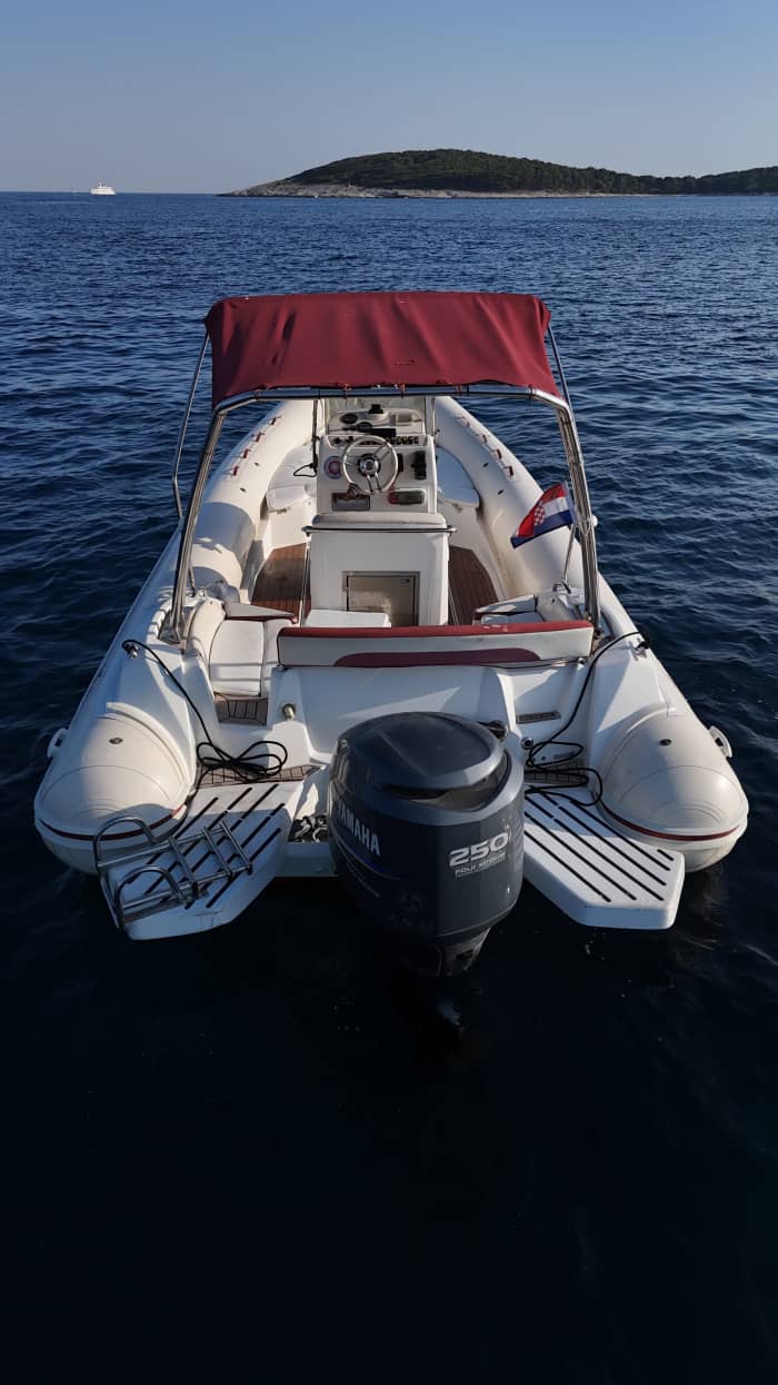 8-Hour Hvar Boat Trip to Stunning Sea Caves