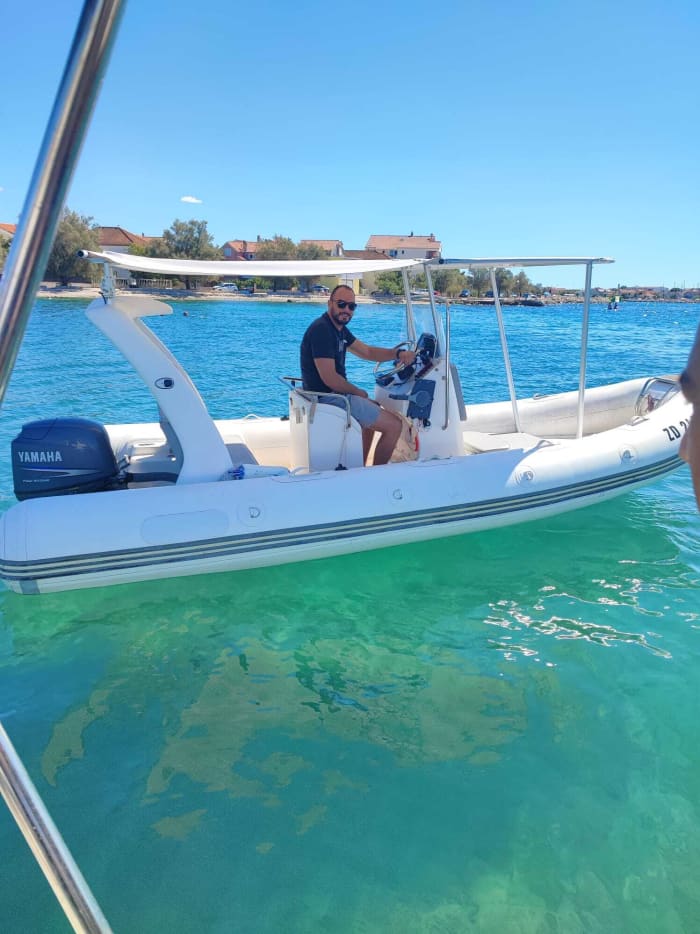 Profitez d'une excursion de 9 heures en bateau à moteur pour explorer Zadar.