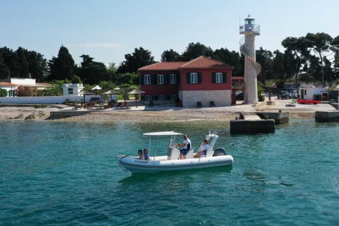 Profitez d'une excursion de 9 heures en bateau à moteur pour explorer Zadar.