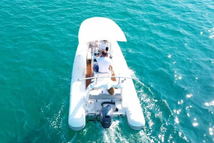 Profitez d'une excursion de 9 heures en bateau à moteur pour explorer Zadar.