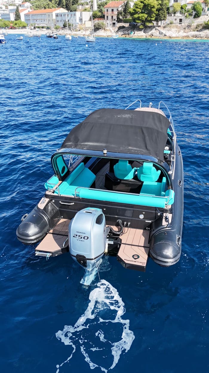 Całodniowa wycieczka z Hvaru do jaskini Modra – dzień skakania po wyspach i podziwiania cudów natury