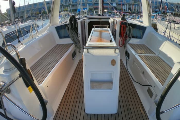 Genießen Sie einen Tag auf See in Herzliya auf einem Segelboot