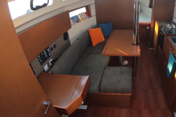 Genießen Sie einen Tag auf See in Herzliya auf einem Segelboot