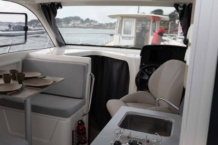 Enjoy the sun on a 9h boat trip in Arzon