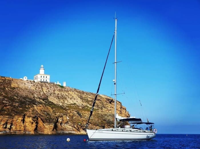 Een dagtocht zeilen in Valencia op een zeilboot.