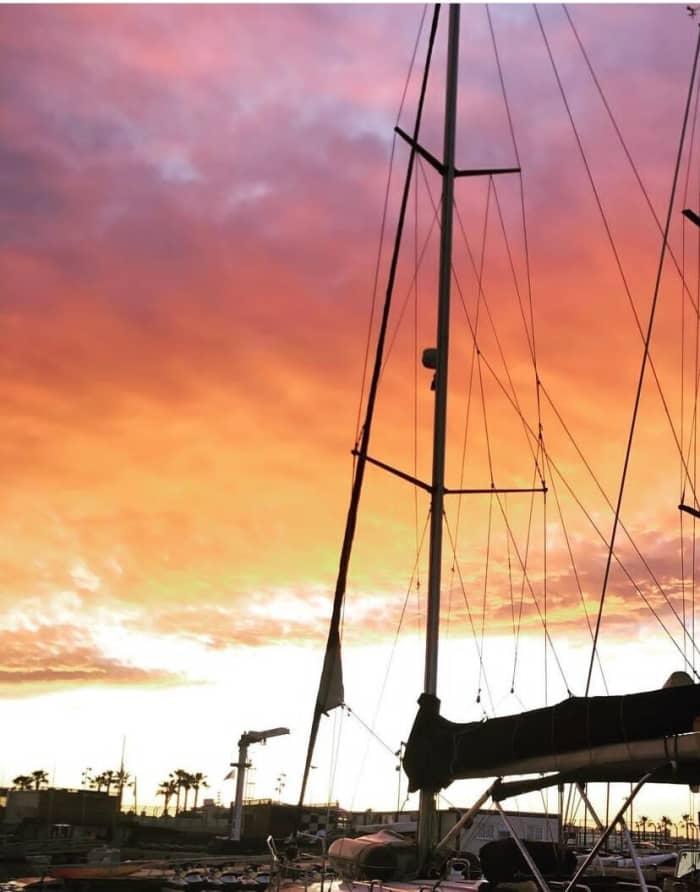 Een dagtocht zeilen in Valencia op een zeilboot.