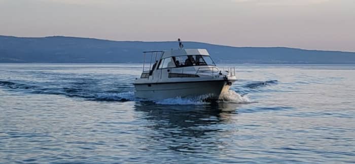 4 Stunden in Jesenice: Mieten Sie ein Motorboot und genießen Sie es!