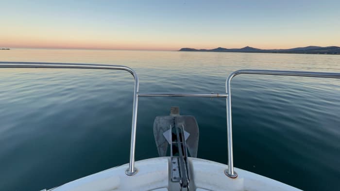 Pequena viagem, grandes emoções: uma revigorante tarde em Dublin a bordo deste Beneteau Antares 750.