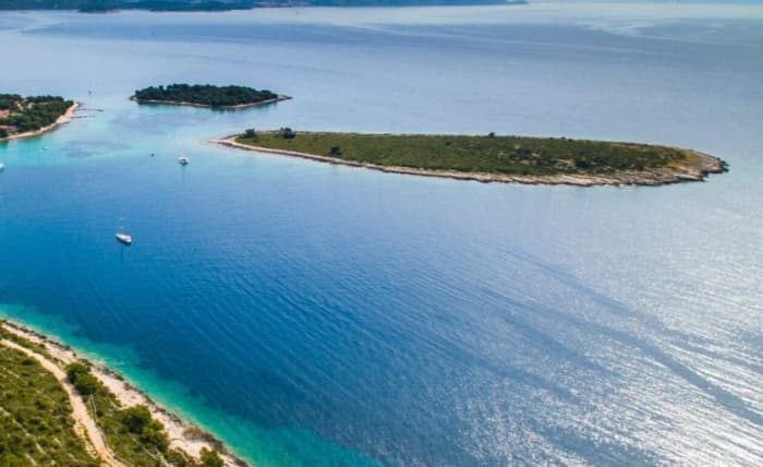 Your day in Trogir: Rent a motorboat for 9h of discovery