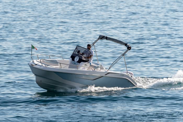 Discover Maiori on a motorboat for 8h