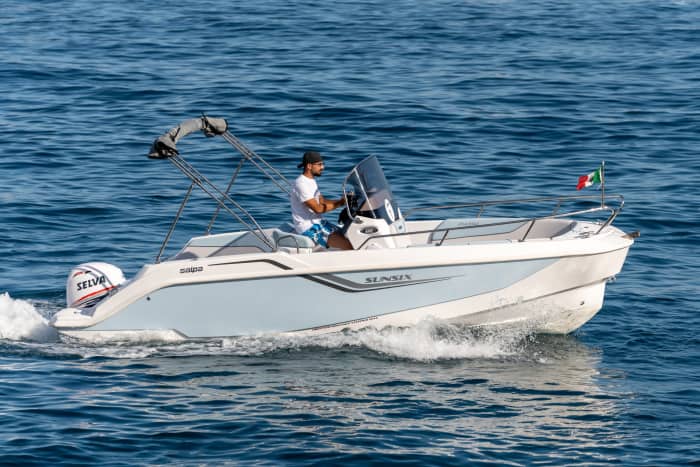 Discover Maiori on a motorboat for 8h
