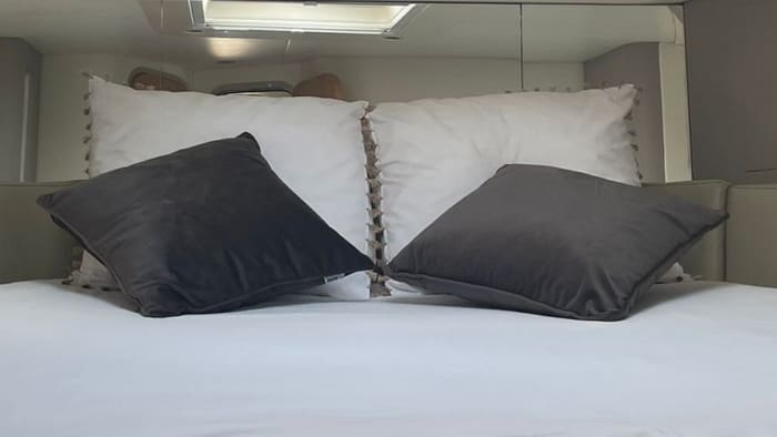 „An Bord einer italienischen Yacht, inklusive Besatzung – morgens, abends oder den ganzen Tag lang. Das Meer gehört Ihnen.“