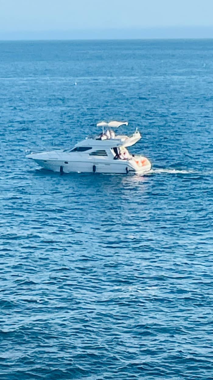 „An Bord einer italienischen Yacht, inklusive Besatzung – morgens, abends oder den ganzen Tag lang. Das Meer gehört Ihnen.“