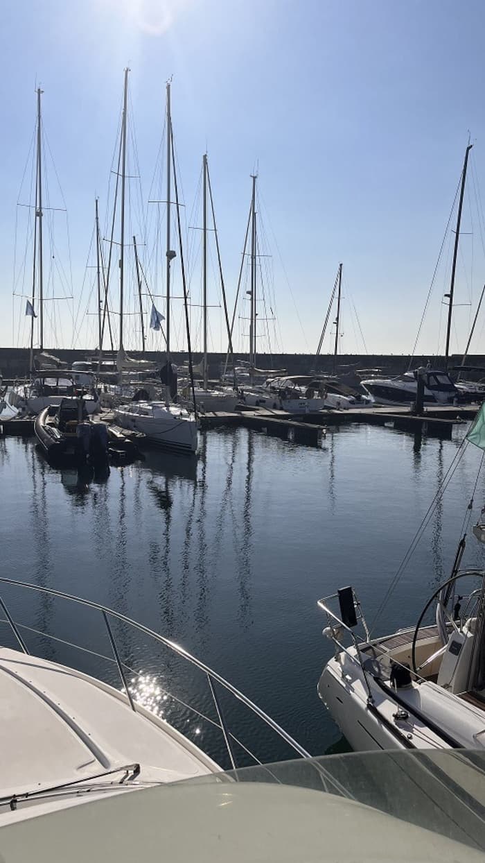 „An Bord einer italienischen Yacht, inklusive Besatzung – morgens, abends oder den ganzen Tag lang. Das Meer gehört Ihnen.“