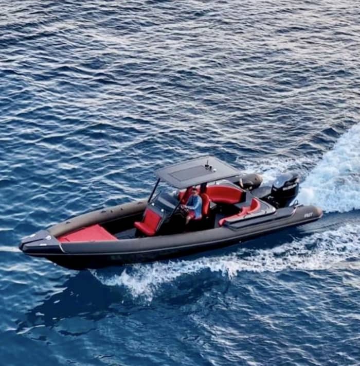 Blanc, bleu et divin : une journée complète sur un bateau à moteur