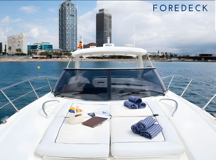Unparalleled sunset on the Costa Brava with appetizers and Champagne. A first-class experience on a luxury yacht.