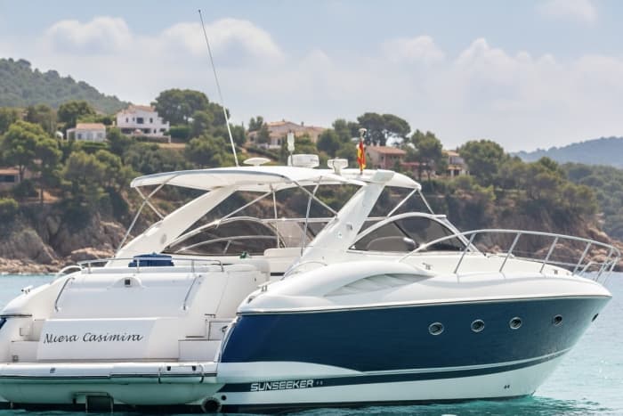 Unparalleled sunset on the Costa Brava with appetizers and Champagne. A first-class experience on a luxury yacht.