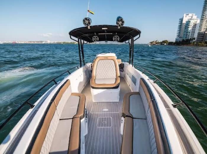Privé boottocht bij zonsondergang in de baai van Cartagena – een luxe en ontspannende ervaring.