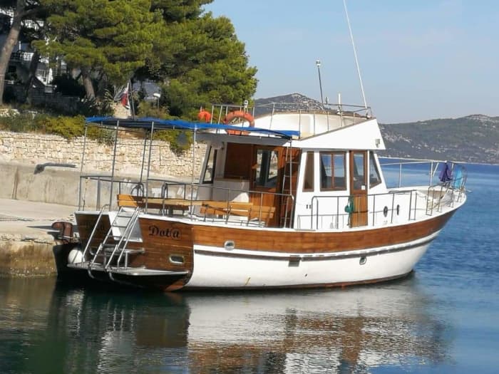 Explorez les baies cachées de Zadar en bateau à moteur