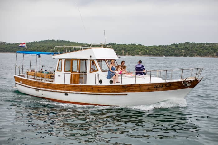 Explorez les baies cachées de Zadar en bateau à moteur
