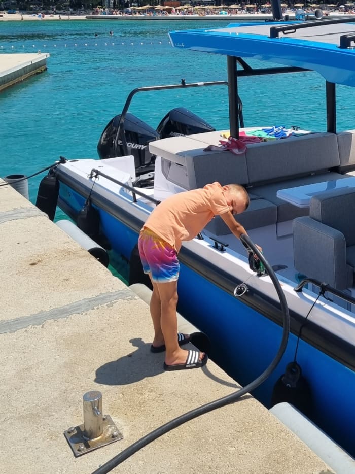 Genießen Sie eine 9-stündige Motorbootfahrt zur Erkundung von Split.