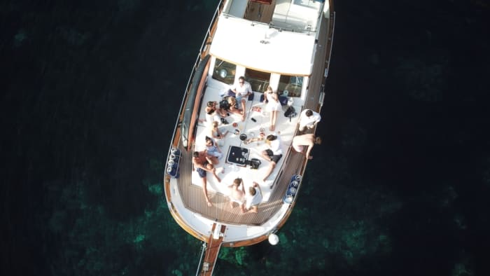 Your day in Mallorca: rent a motorboat for a full day of discoveries