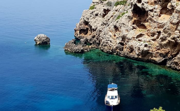 Your day in Mallorca: rent a motorboat for a full day of discoveries