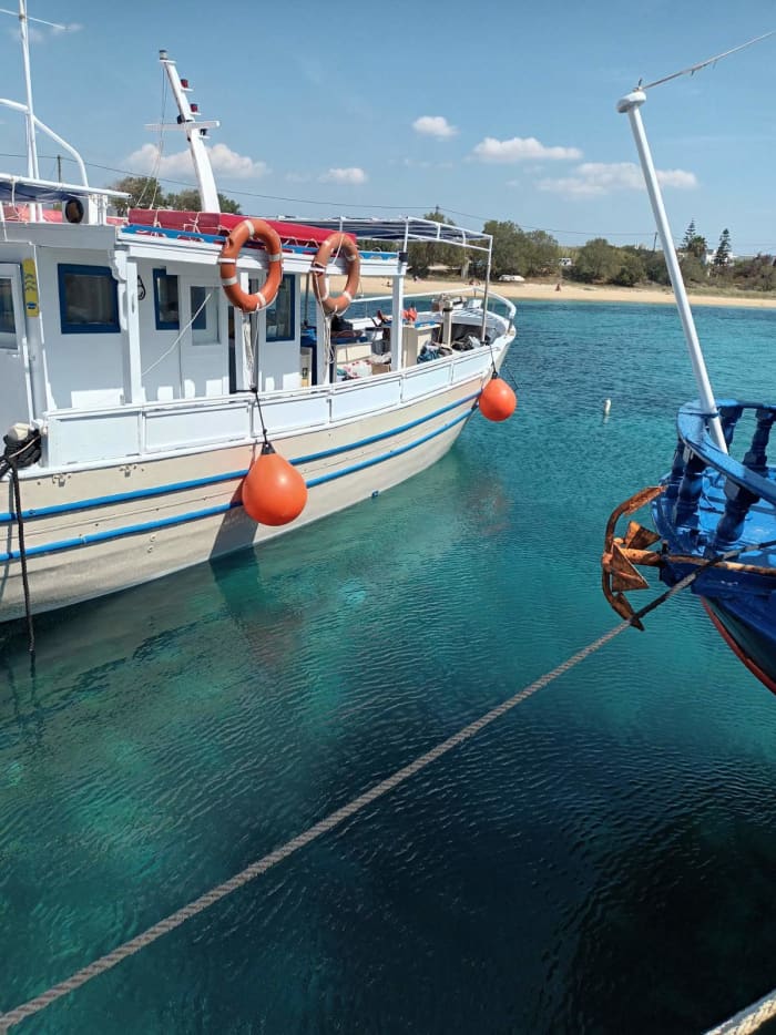 Goditi 9 ore a bordo di un motoscafo a Naxos.