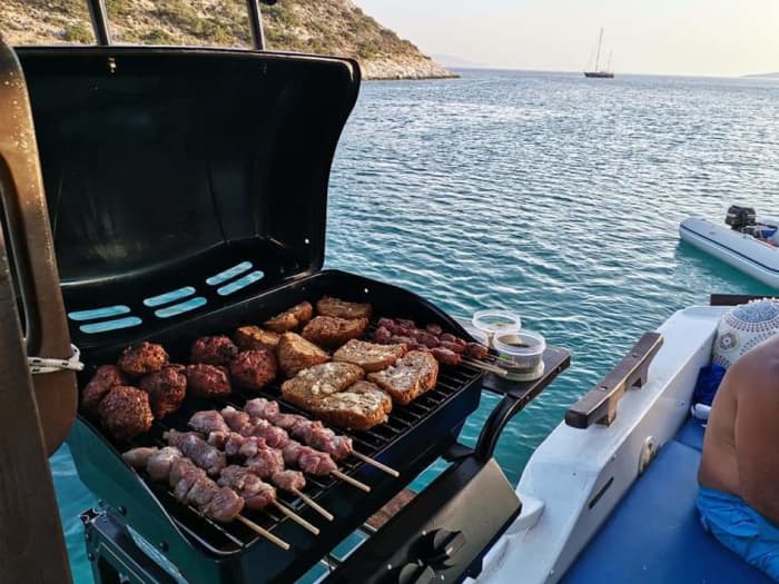 Goditi 9 ore a bordo di un motoscafo a Naxos.