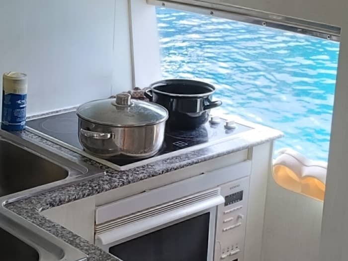 Godetevi un'esperienza di lusso a Hvar trascorrendo un'intera giornata su uno yacht a motore.