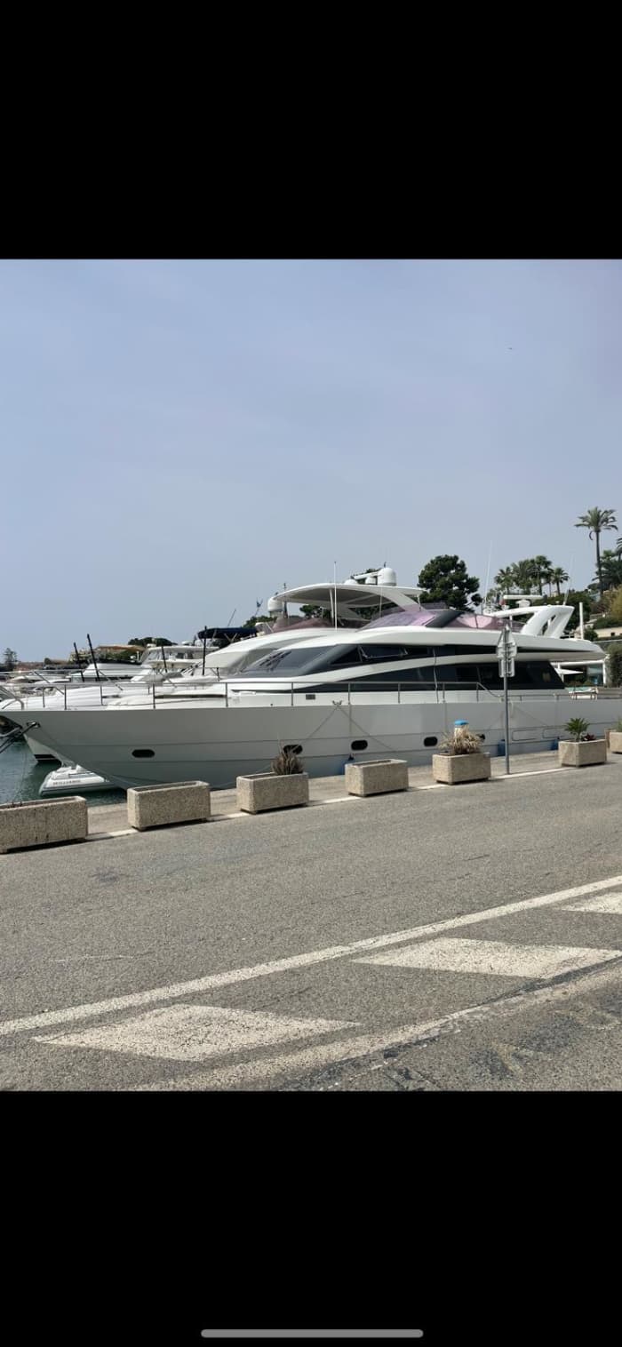 Godetevi un'esperienza di lusso a Hvar trascorrendo un'intera giornata su uno yacht a motore.