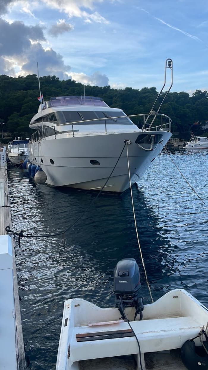 Godetevi un'esperienza di lusso a Hvar trascorrendo un'intera giornata su uno yacht a motore.