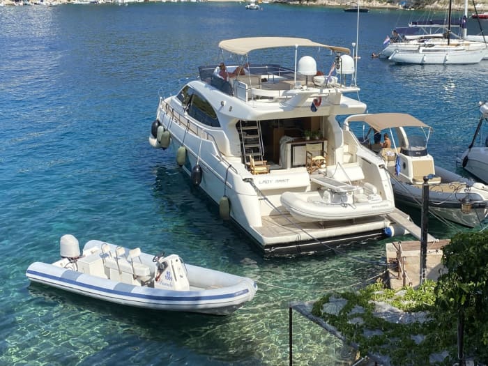 Utforska Murters gömda vikarna på en motoryacht