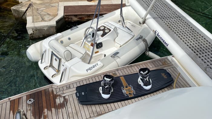Utforska Murters gömda vikarna på en motoryacht