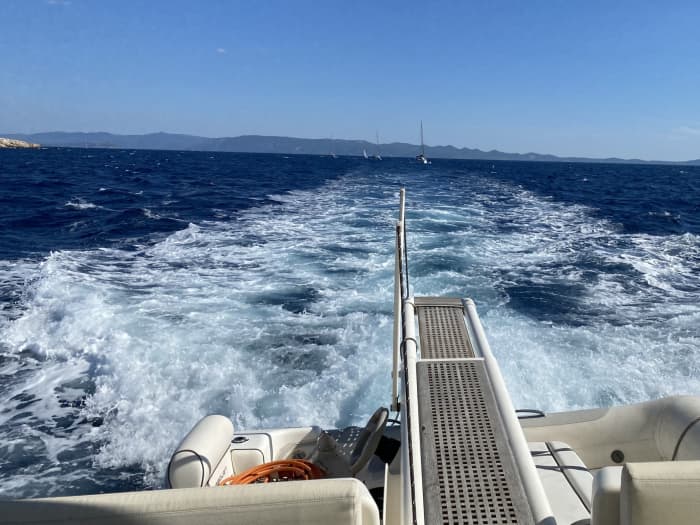 Utforska Murters gömda vikarna på en motoryacht