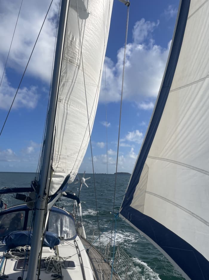 Jeden Moment genießen: Ein sonniger Tag rund um Saint-Malo auf einem Segelboot