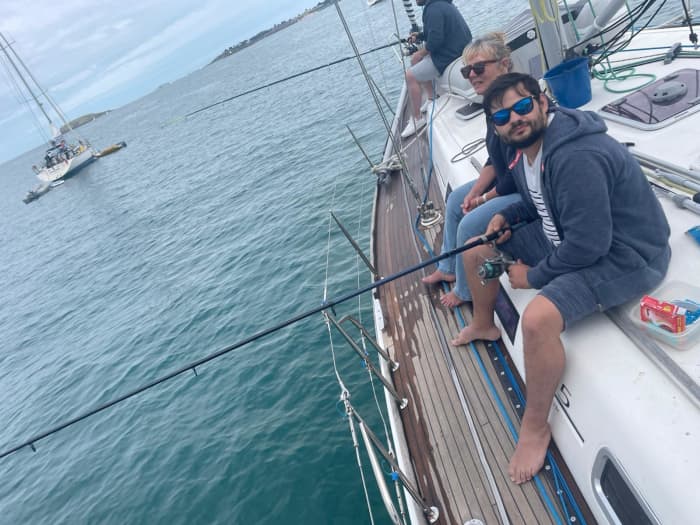 Jeden Moment genießen: Ein sonniger Tag rund um Saint-Malo auf einem Segelboot