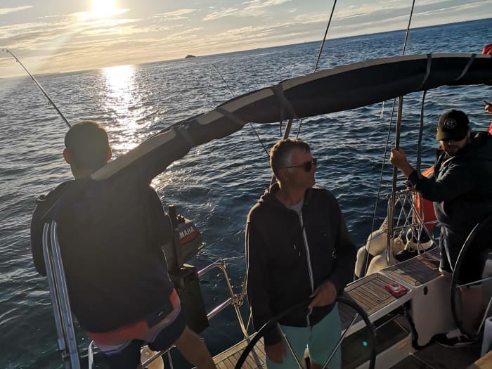 Jeden Moment genießen: Ein sonniger Tag rund um Saint-Malo auf einem Segelboot