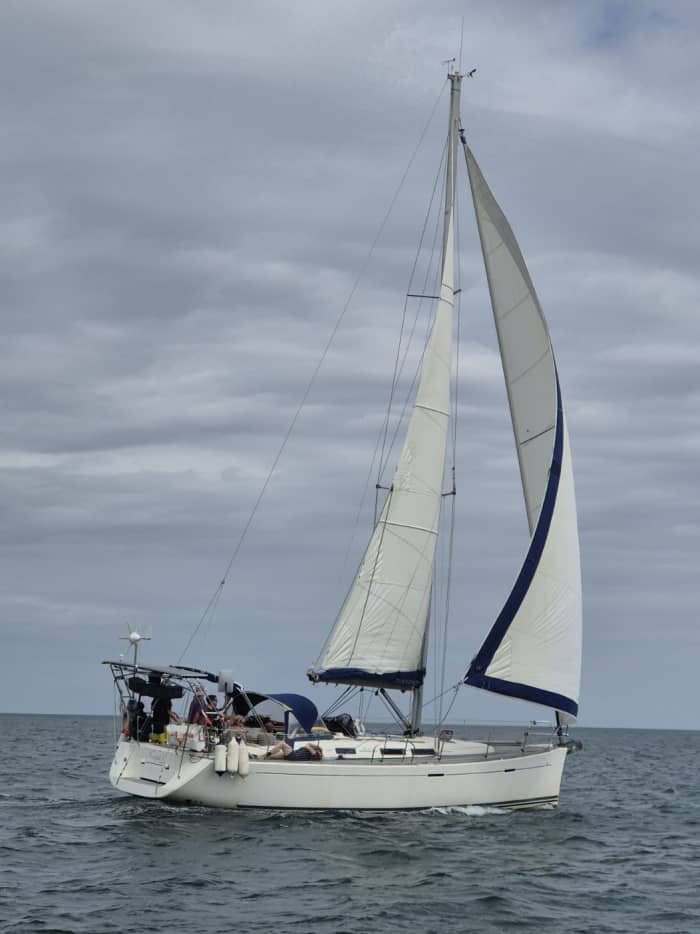 Jeden Moment genießen: Ein sonniger Tag rund um Saint-Malo auf einem Segelboot