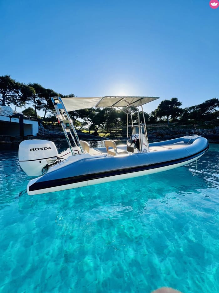 Vier uur durende boottocht met de 'Kiss' vanuit Cala d'Or.
