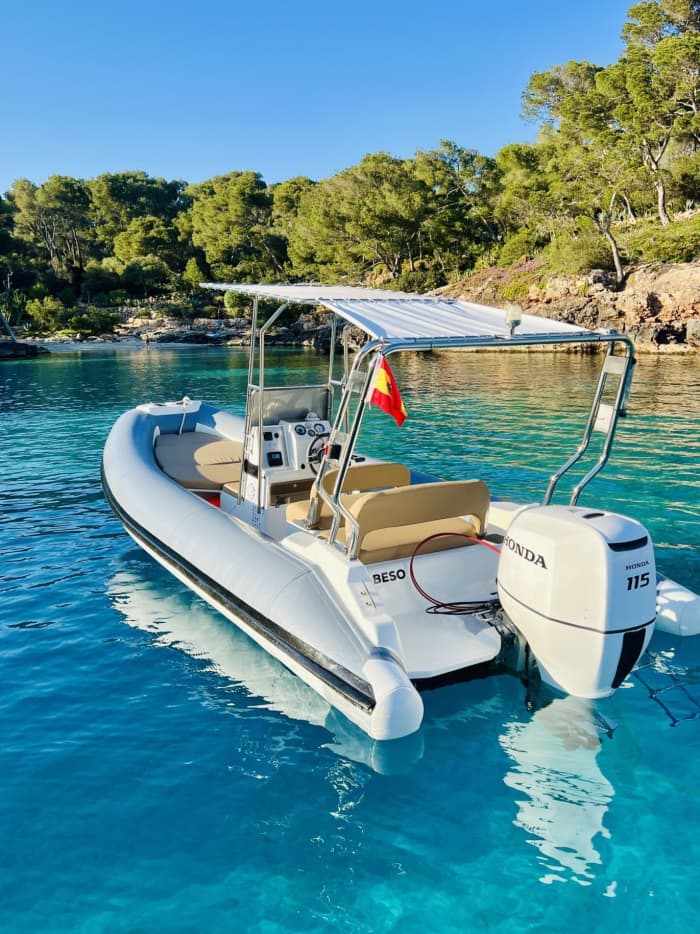 Vier uur durende boottocht met de 'Kiss' vanuit Cala d'Or.