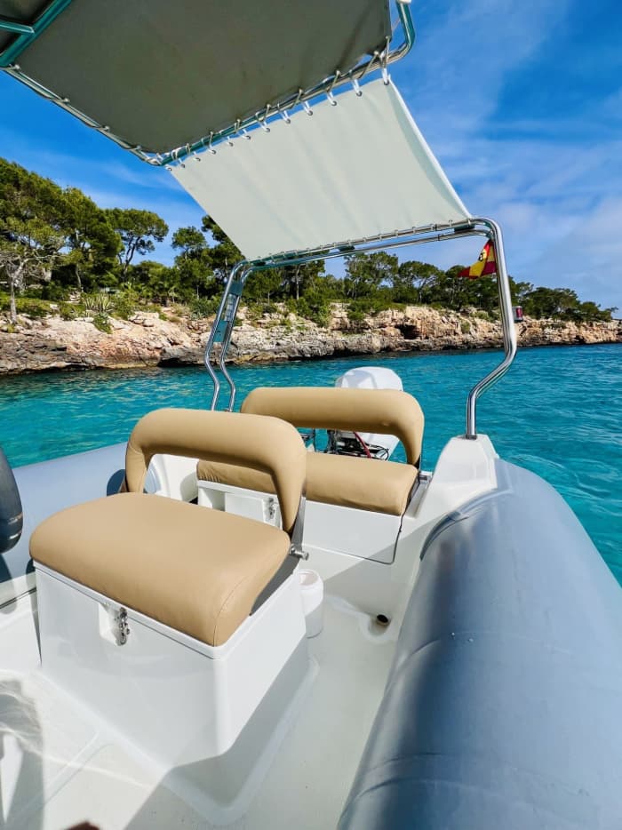 Vier uur durende boottocht met de 'Kiss' vanuit Cala d'Or.