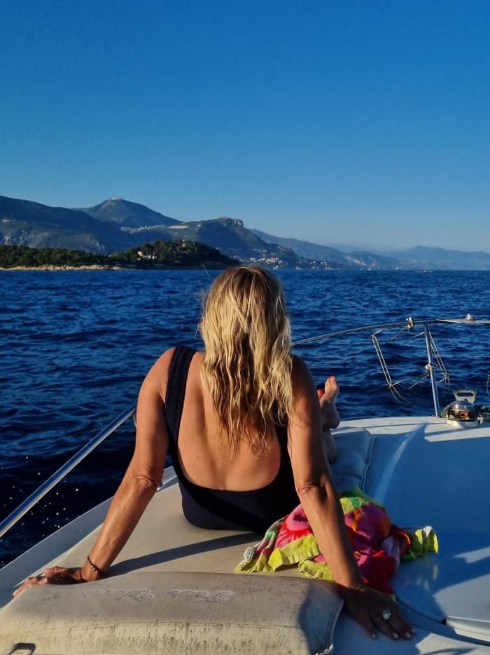 Die Côte d’Azur, wie sie sein sollte – vom Wasser aus. Atemberaubende Küstenlinie zwischen Monaco, Cap Ferrat, Villefranche-sur-Mer und Beaulieu-sur-Mer.