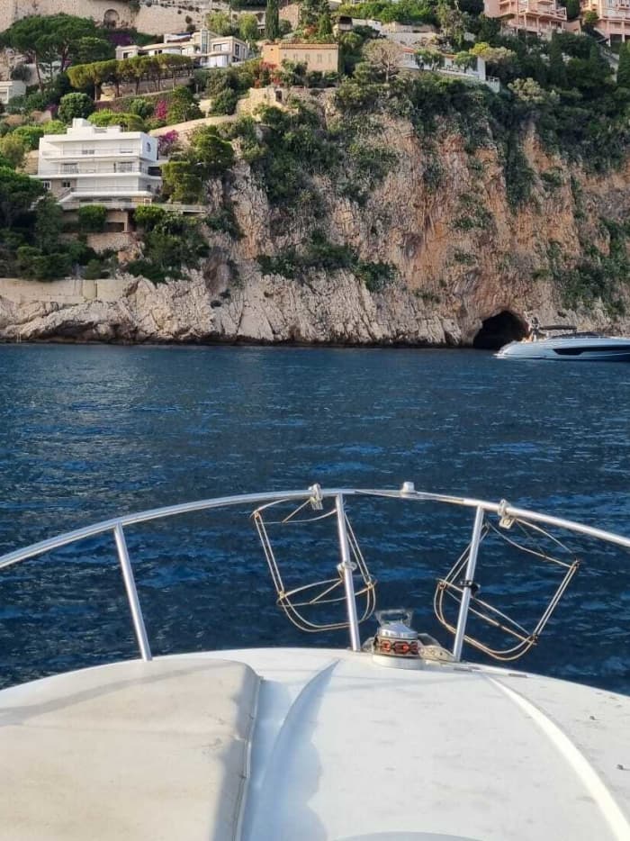 Die Côte d’Azur, wie sie sein sollte – vom Wasser aus. Atemberaubende Küstenlinie zwischen Monaco, Cap Ferrat, Villefranche-sur-Mer und Beaulieu-sur-Mer.