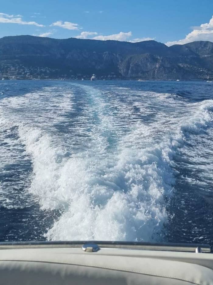 Die Côte d’Azur, wie sie sein sollte – vom Wasser aus. Atemberaubende Küstenlinie zwischen Monaco, Cap Ferrat, Villefranche-sur-Mer und Beaulieu-sur-Mer.